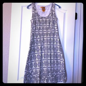 Geometric white and black “T” cotton Tory dress